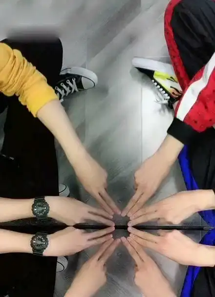 美女四个人配合的真好.这个手势厉害了