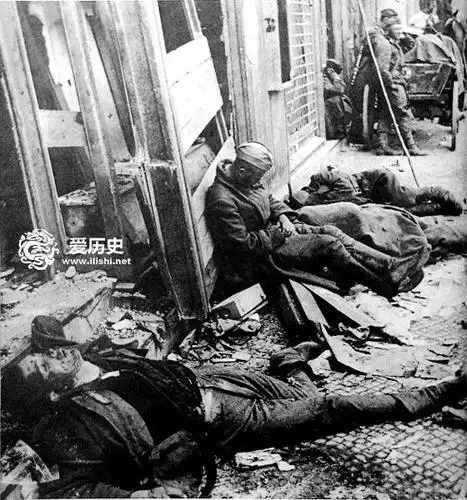 苏联进攻柏林时被击毙的德军纳粹最后的殉葬者