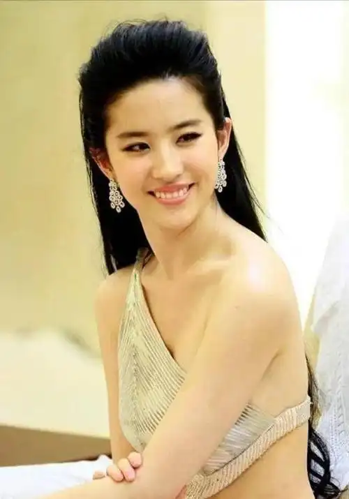 刘亦菲胆子够大!穿上肚兜裙挑战性感,却意外地穿出了清纯风|长裙|穿搭