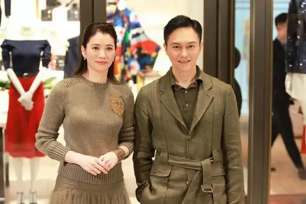 51岁张智霖袁咏仪出席活动,网民震惊:"51岁?是31岁吧"!