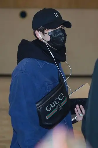 人气男子团体got7成员王嘉尔因行程经由金浦国际机场出发赴上海