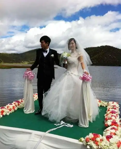 在香格里拉,街头巷尾都在谈论张杰,谢娜在此举行婚礼的话题.