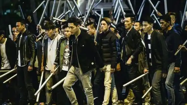 1998年长春黑老大被击毙百辆豪车公然撒钱送行背后隐藏秘密