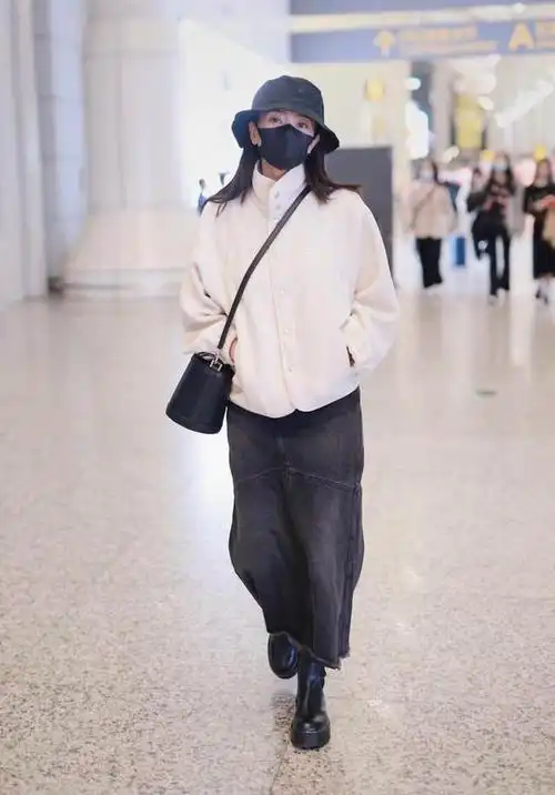 高圆圆没偶像包袱,机场图不p就放出来,穿搭简单但很高级|卫衣|模特