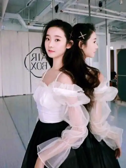 张艺凡才是从小美到大童年旧照美到哭,被何老师称为"仙女下凡"