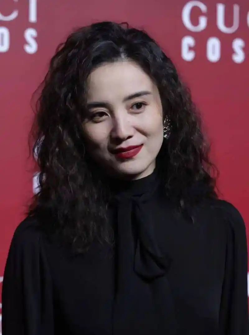 宋佳这是得罪造型师了吗~羊毛卷爆炸头真真是遭难现场了[捂脸][捂脸]