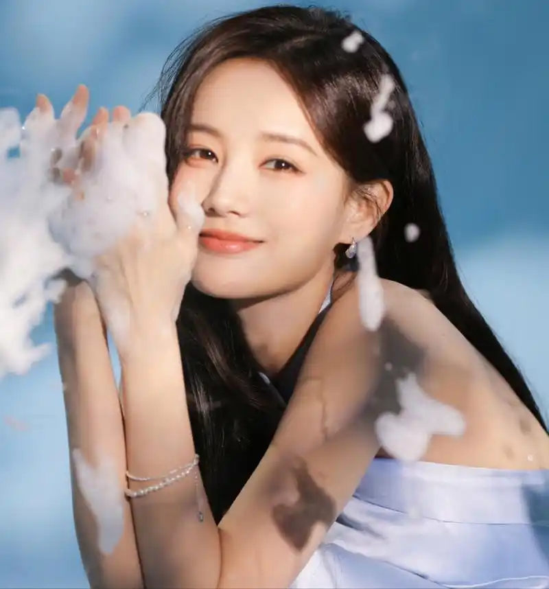 李一桐这笑容太治愈迷人了,美丽动人,越看越深陷其中难以自拔!