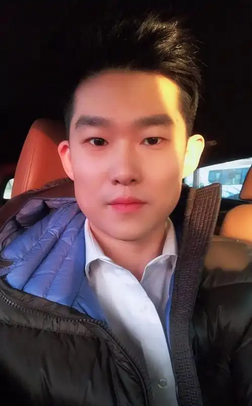 糖系 — 郭威可爱的代表,少年气的娃娃脸水灵的大眼睛,以及魅力迷人的