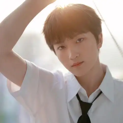 【tf家族:案件】人物介绍 队长: 赵冠羽 成熟稳重的大哥 文中年龄34