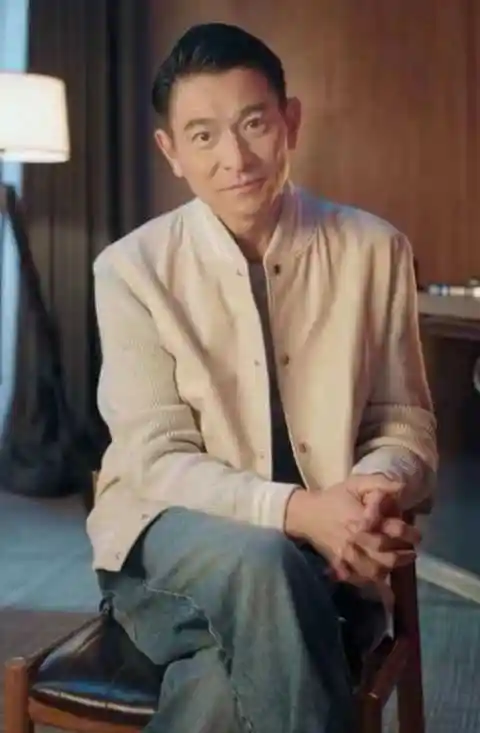 太敬业了60岁刘德华出席活动突降大雨拒绝助理打伞冒雨营业