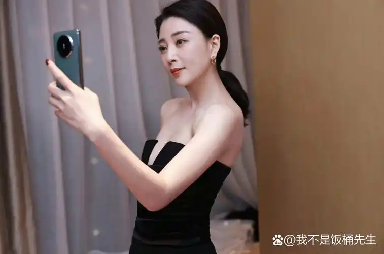 这位女士的颜值确实令人赞叹.