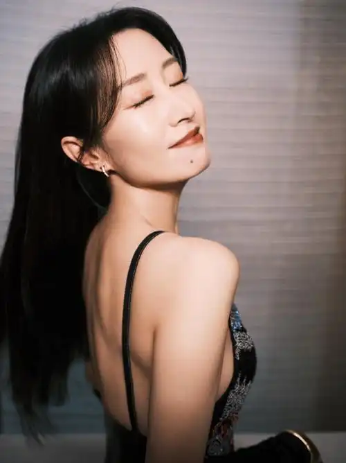 刘敏涛晒生活照,桌上鲜花名贵打火机抢镜,5个月前被曝光新恋情_腾讯