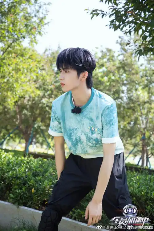 刘耀文全员加速中最新剧照来了,黑色发带白色衬衫造型,运动风的帅气