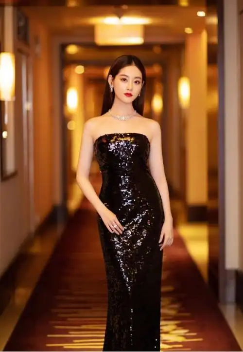 被祝绪丹惊艳到了穿黑色抹胸礼服超级抢眼难怪能吸引韩国粉丝