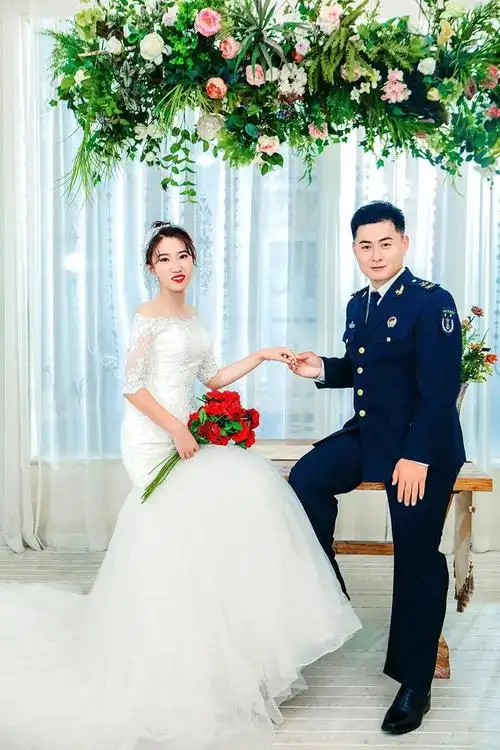 离别带来的悲伤情绪渐渐淡化,想起刚刚在登记处"军人依法优先"的领证