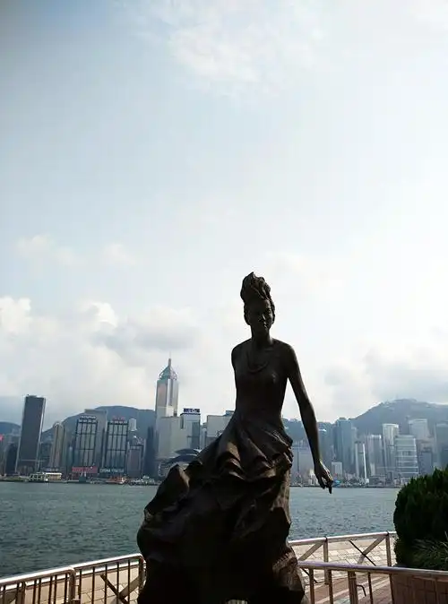 梅艳芳,雕像容貌依旧,只是斯人已去.