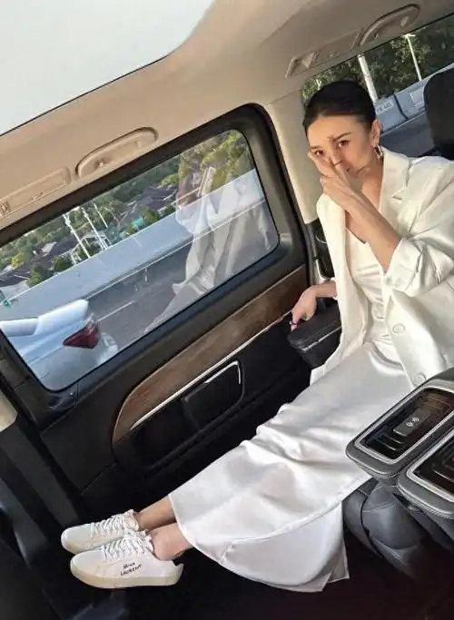 宋佳最新街拍 松弛自然美