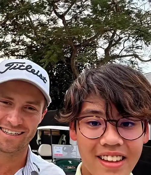 许建彤火了!李嘉欣儿子晒自拍,肤黑龅牙大肚腩,被粉丝喊老公