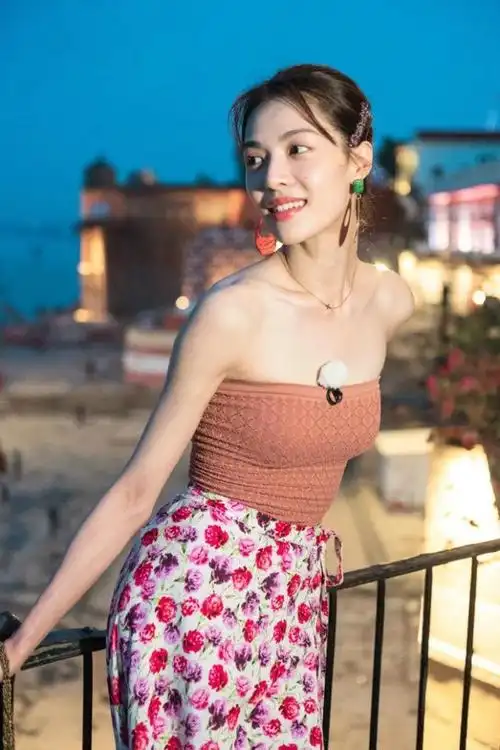 钟楚曦:戛纳海滩上的花朵女王!