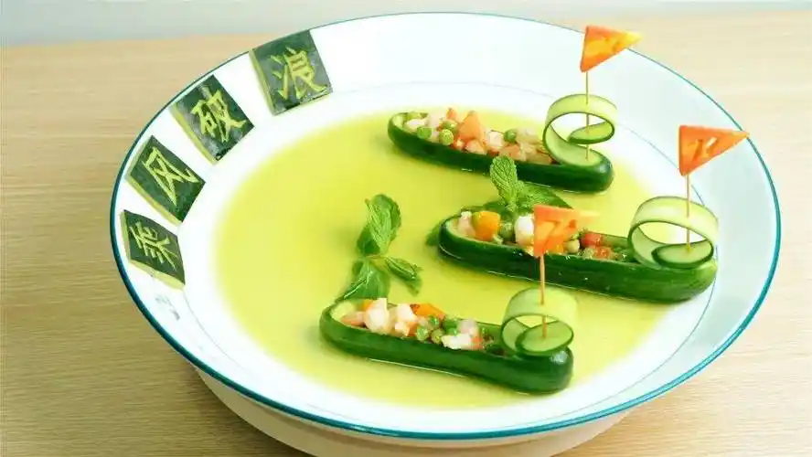 3乘风破浪西部公司 王忠林菜品说明:用蔬菜雕刻创意造型,黄瓜作船,胡