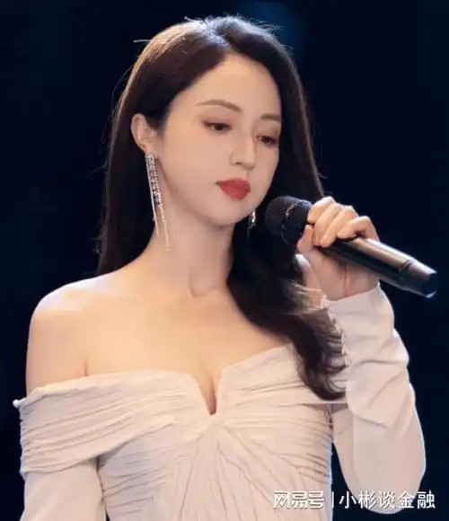 白嫩人妻董璇穿白色抹胸裙拍摄写真很迷人