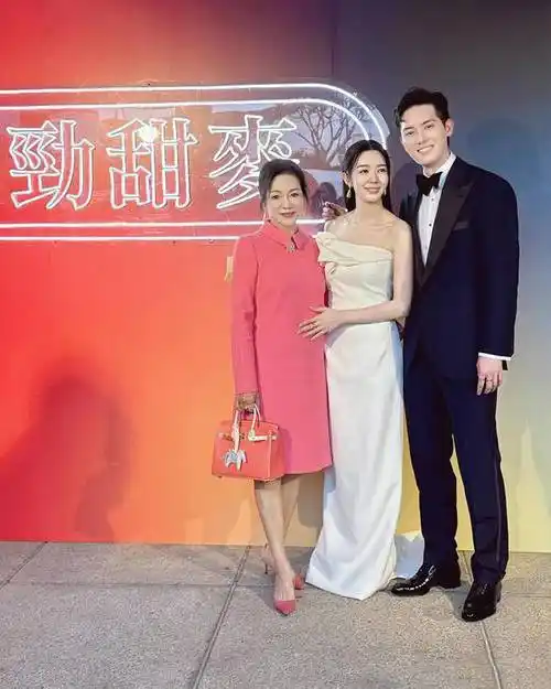 港姐冠军大婚邀前任母亲观礼婚宴合影笑容满满前男友疑受打击