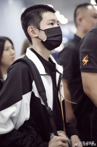 打开 浏览器 继续 留学生 1 人赞同了该回答 易烊千玺是有点扁的吧