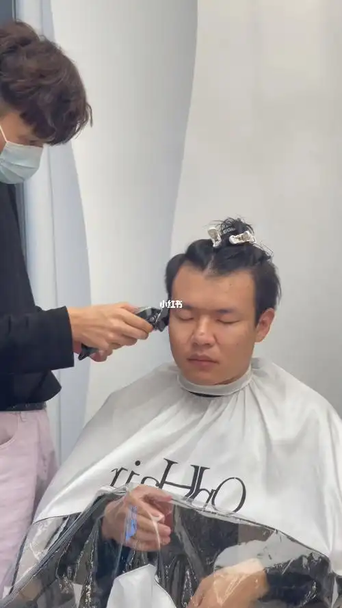 有高额头m型发际线这种困惑的兄弟们可以尝试一下这个发型