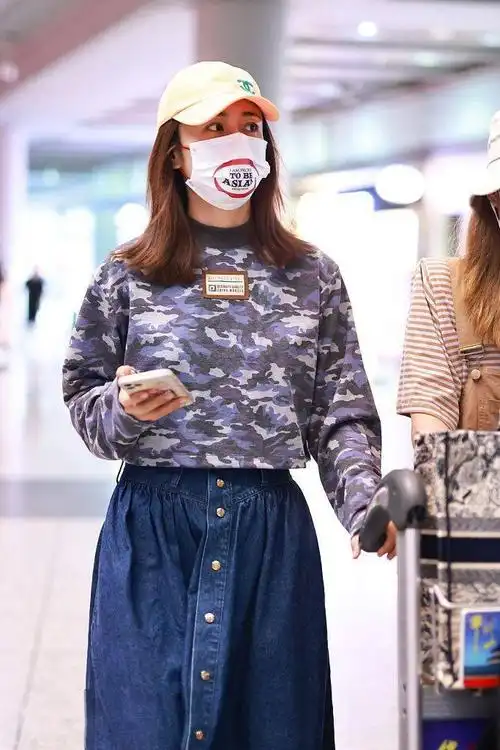 2021年8月19日,北京,刘芸机场街拍.