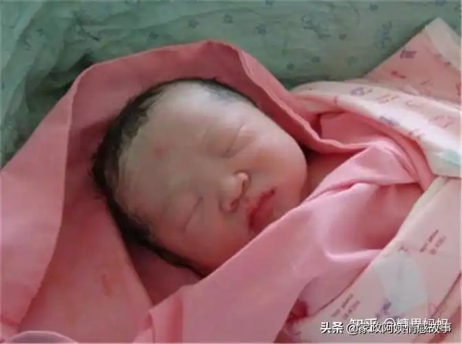 点开照片一看是一个刚出生的宝宝.