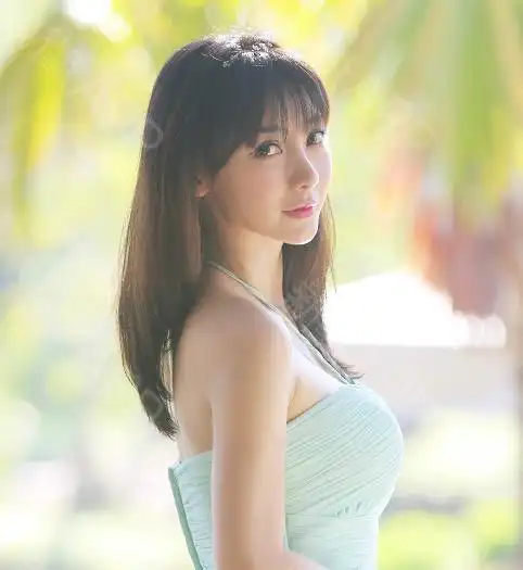 整体的曲线更好~但是,隆胸可真的不是从a到d这么简单,一味的追求d罩杯