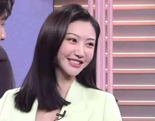 景甜直播脸肿法令纹深跟女王形象差距大颜值巅峰献给司藤