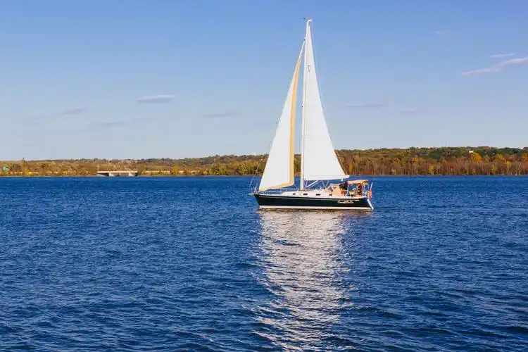 按船桅数可分为单桅帆船,双桅帆船和多桅帆船;按船型划分有平底和尖底