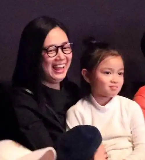 刘德华罕见携女儿亮相11岁刘向蕙长相甜美和朱丽倩如复制粘贴