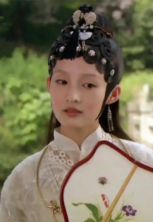 李沁第一部作品,连眉毛都没有化,没想到反而更显得她超凡脱俗