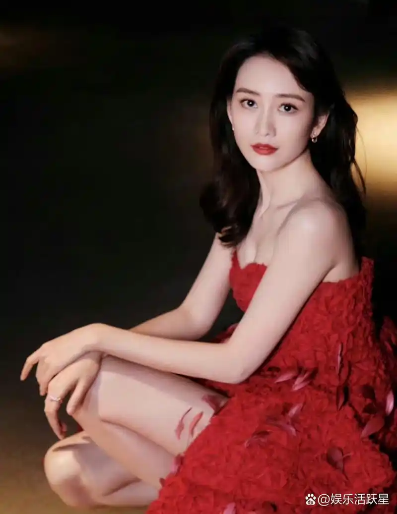 娱乐最前沿# 王鸥,红衣倩影,动人心弦!姿态妖娆,魅力四溢!