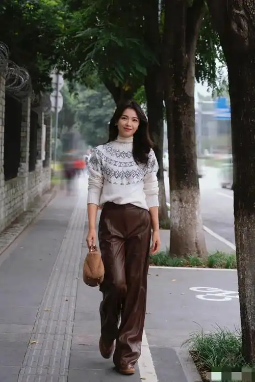 刘涛晒街拍照,白色针织衫搭配皮裤,温婉大气,优雅知性.