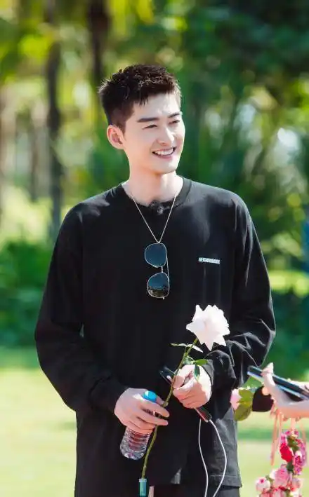 张翰穿绿色外套配破洞牛仔,简单休闲却难挡霸总气息,顶着一头寸头造型