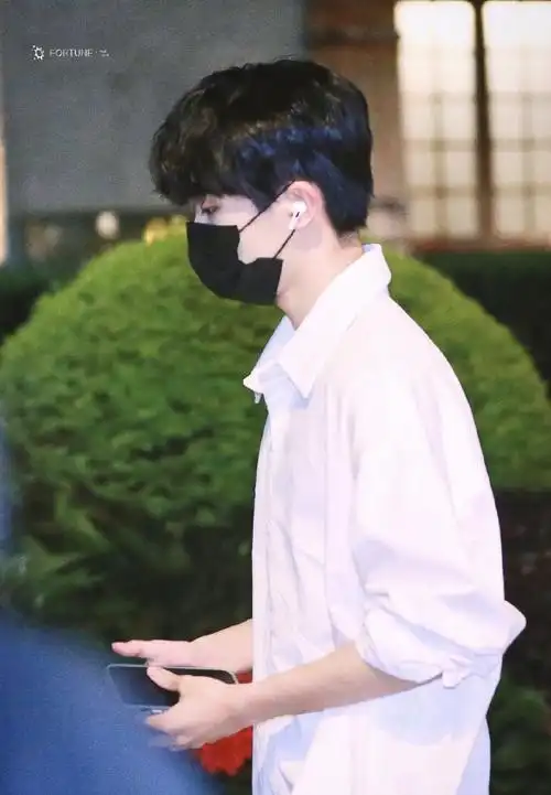 马嘉祺#白衬衣黑色西装,简单帅气,氛围感直接拉满,谁看了不惊呼一声