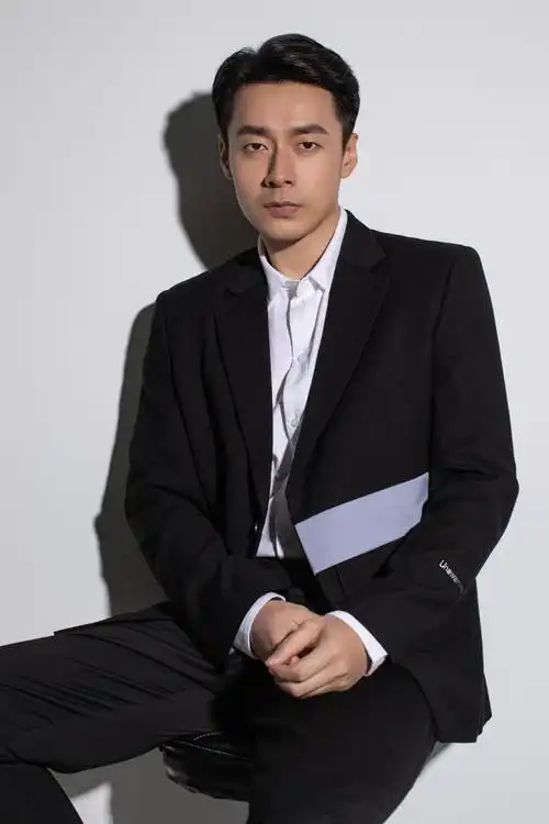 于清斌设计感西装造型曝光散发成熟男人魅力