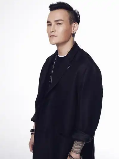 在中国好声音舞台上,李维以一曲《一江水》打动众人,而后与周深"天作