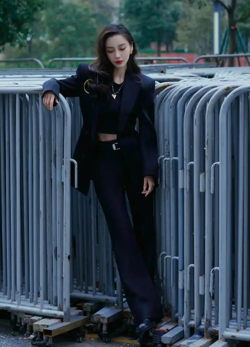 angelababy深蓝西服造型