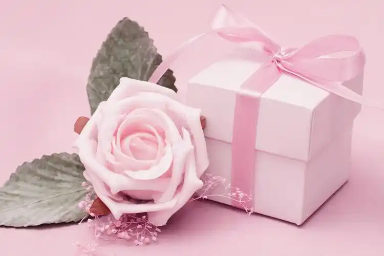 精致粉色礼盒花朵背景高清图片下载