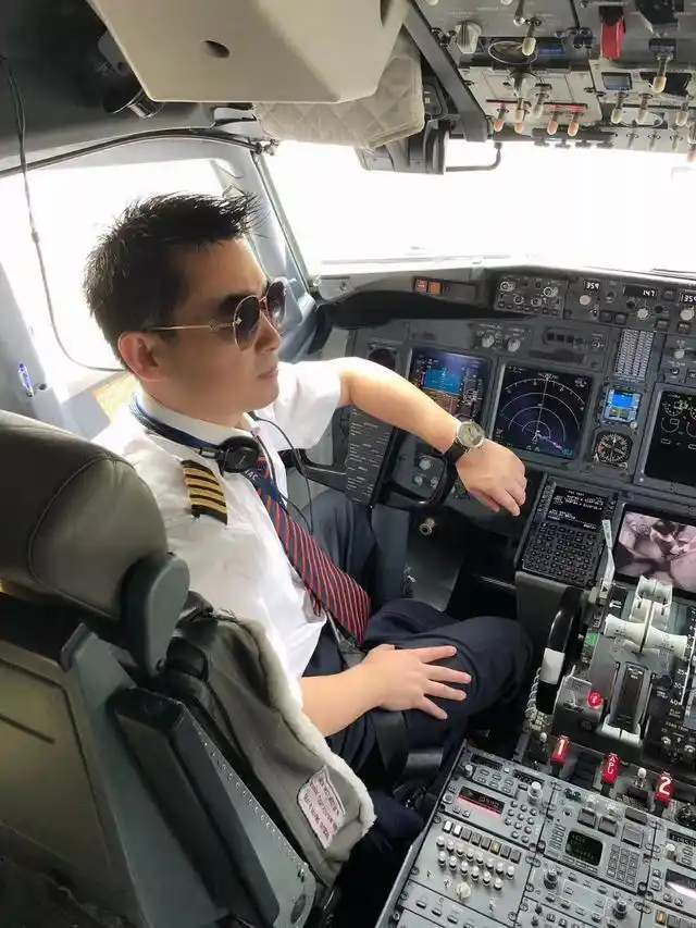 会写诗的中国机长 为当代诗坛带来独特视角