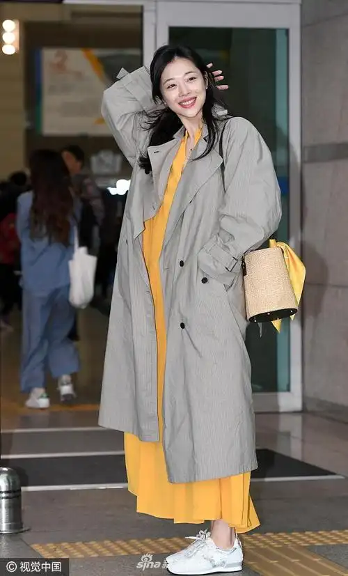 21 14:42:32 1 / 4 新浪娱乐讯 崔雪莉现身机场,她身穿灰色风衣造型