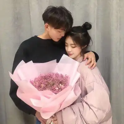 男女捧花情侣头像男女手拿花的情侣头像唯美图片