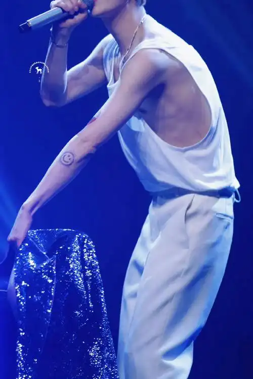 鹿晗这个身材是我可以看的吗!这身材管理也未免太牛了.