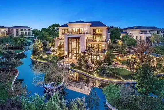 恒大丽宫,这套是坐在北京顺义区的豪宅,可以说是重新定义了别墅,每一
