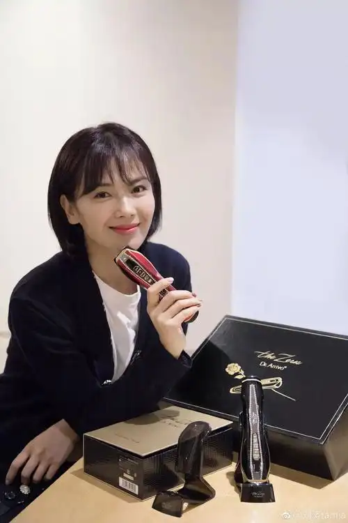 最近剪了短发的刘涛简直嫩到爆炸!