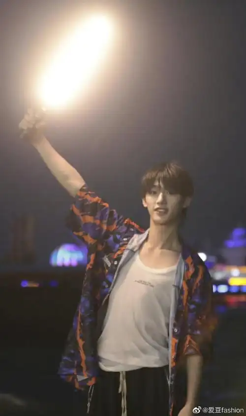 丁程鑫超话#丁程鑫四宫格随拍#丁程鑫p1这女友视角绝了,好帅,天热要